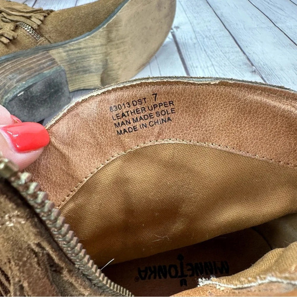 minnetonka brown leather fringe booties sz 7 western boho ankle boots - Picture 2 of 9